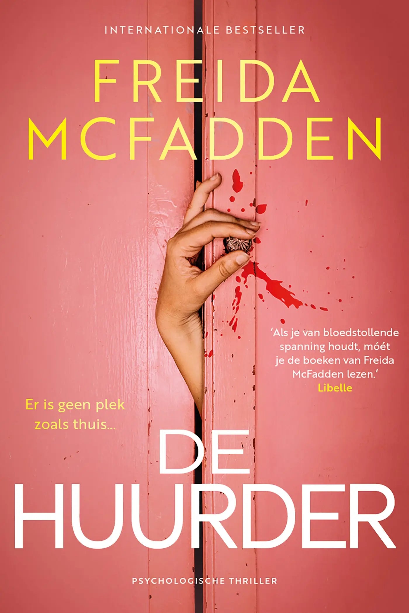 Een hand met een donkere, getextureerde ring grijpt de rand van een roze houten deur met rode vlekken in de psychologische thriller de huurder van freida mcfadden
