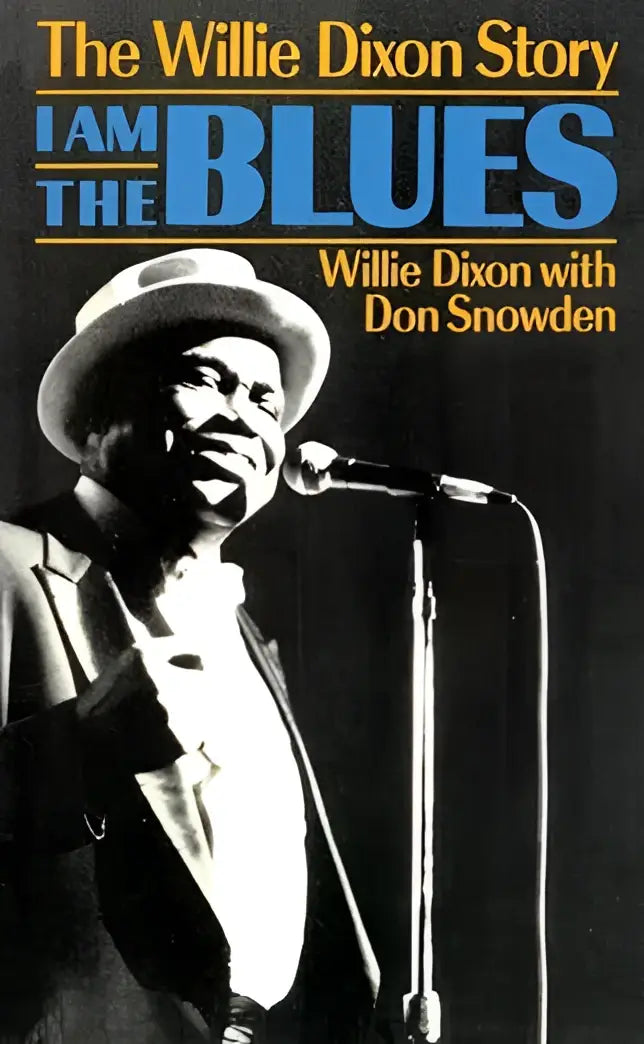 Zwart-witfoto van willie dixon in lichtgevoerde fedora en donker pak voor microfoon op podium i am the blues verhaal