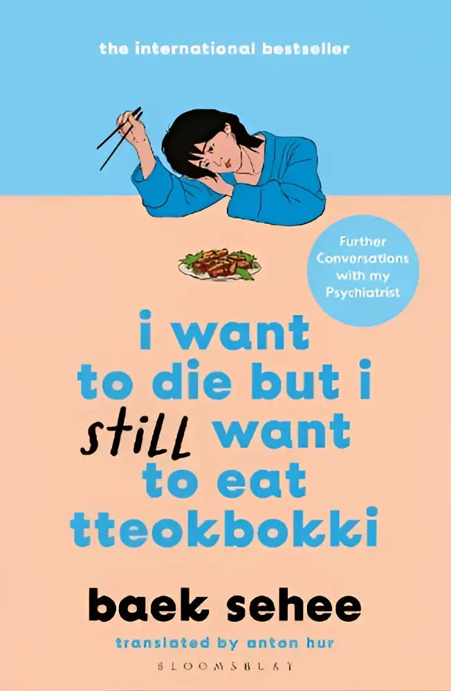 De boekomslag van i want to die but i still want to eat tteokbokki door baek sehee toont een cartoonfiguur in blauw met eetstokjes en een bord eten, internationaal best verkochte vervolguitgave voor further conversations with mijn psychiater