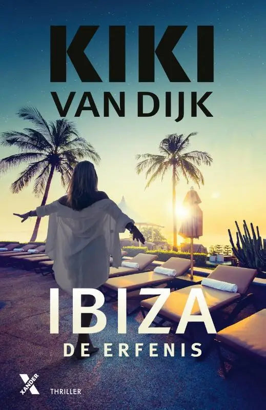 Het boek Ibiza. De erfenis toont een vrouw in een witte jurk met open armen tegen tropische zonsondergang