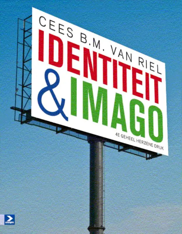 Een witte billboard met opvallende rode en groene tekst identiteit en imago tegen een heldere blauwe lucht