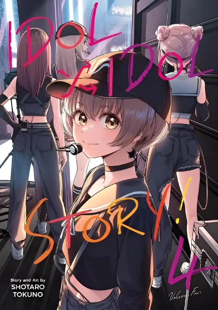 De cover van idol x idol story vol 4 manga toont een meisje met kort bruin haar en zwarte outfit