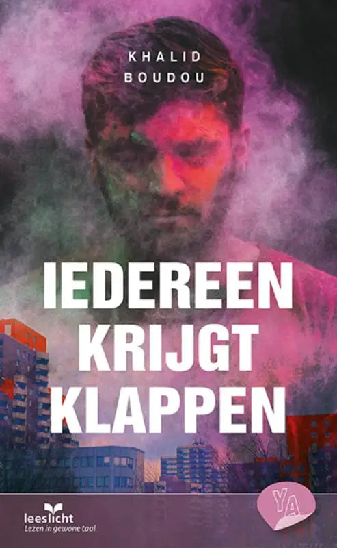 Boekcover van iedereen krijgt klappen met gezicht van man en levendige paarse en roze tinten voor stadsachtergrond
