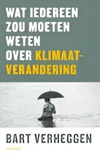 Het boek Wat iedereen zou moeten weten over klimaatverandering toont een persoon met zwarte paraplu zittend in ondiep water