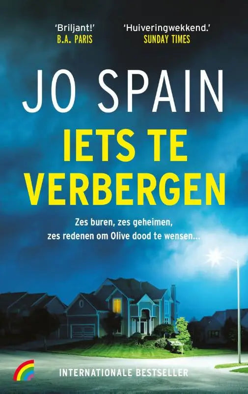 De cover van de literaire thriller iets te verbergen door jo spain toont gele letters tegen een donkere nachthemel