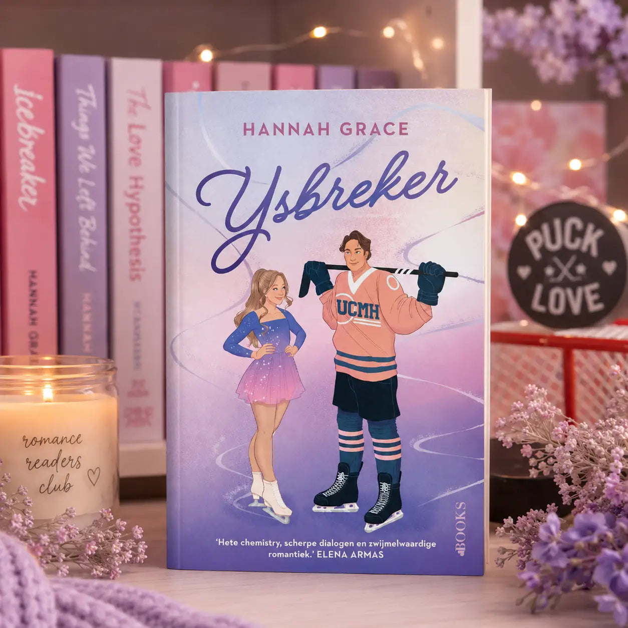 Illustratie van het boek ijsbreker door hannah grace met paars-roze omslag en schaatser en hockeyspeler op de voorkant
