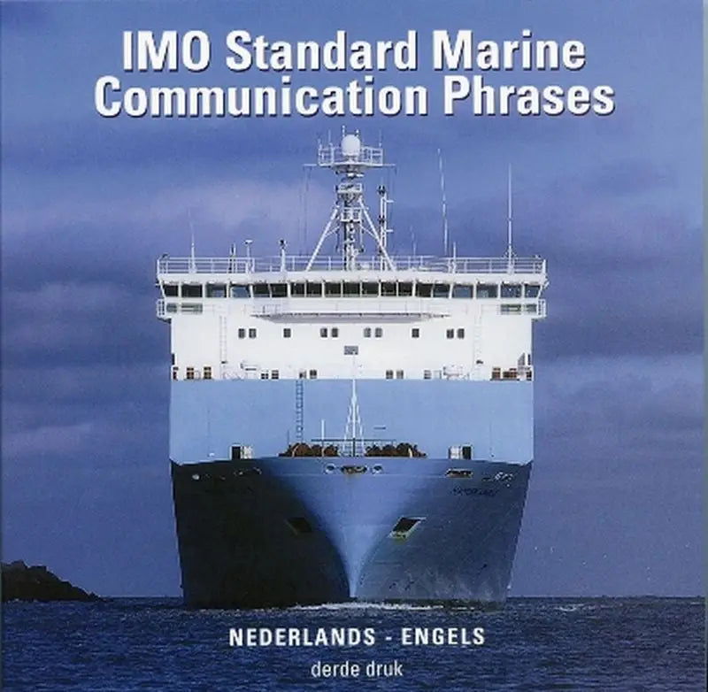 Witblauw vrachtschip met donkere romp en meerdere dekken met communicatieapparatuur voor imo marine communicatie