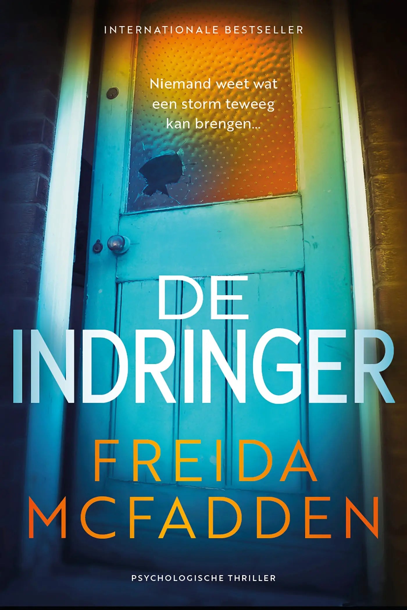 De indringer boekcover toont een verweerde teal houten deur met gebroken glas, passend bij freida mcfadden psychologische thriller afgelegen hut