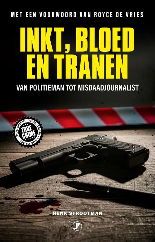 Zwarte semi-automatische pistool met matte afwerking en getextureerde grip op houten oppervlak in Inkt bloed en tranen