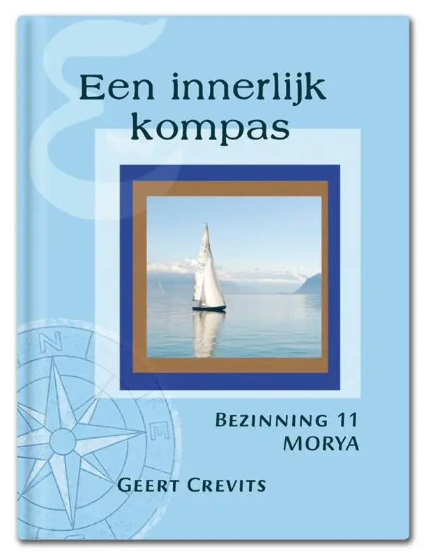 Lichtblauw hardcover boek een innerlijk kompas van geert crevits met afbeelding van witte zeilboot op kalm water