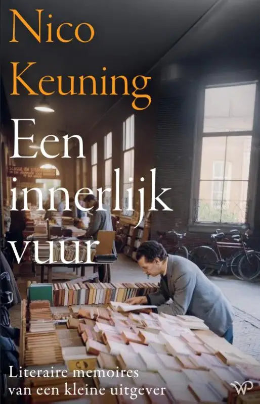 De boekcover van een innerlijk vuur van nico keuning toont literaire memoires van een kleine uitgever met gouden en witte tekst