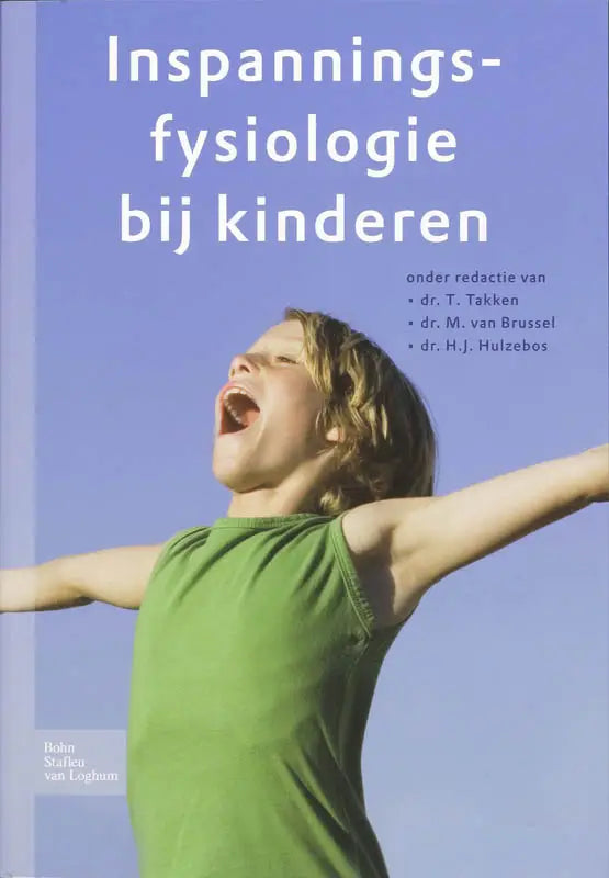 Groen mouwloos kinderhemd tegen een blauwe lucht achtergrond voor inspanningsfysiologie bij kinderen bsl media