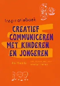 Oranje inspiratieboek creatief communiceren met kinderen en jongeren met witte tekst en zwart illustraties
