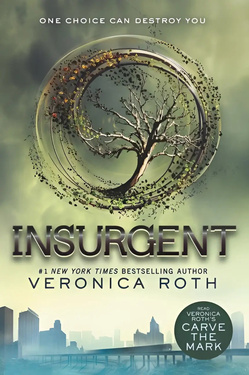 De boekcover van Insurgent door Veronica Roth toont een cirkelvormig ontwerp met een kale boom en stadssilhouetten