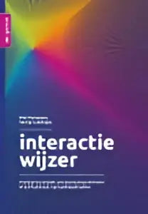 De cover van het dutch magazine interactiewijzer toont een abstracte gradient in paars, geel en roze met focus op sociale wetenschappen door henny lodewijks en rob verstegen