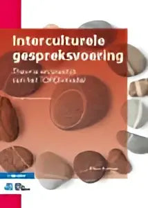 De boekcover van interculturele gespreksvoering door edwin hoffman toont een minimalistisch ontwerp met zwarte letters op witte achtergrond