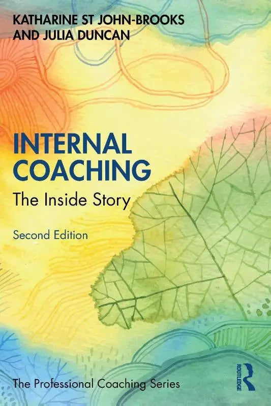 De boekomslag van internal coaching the inside story toont een levendig aquarelontwerp met abstracte bladeren in geel groen en blauw