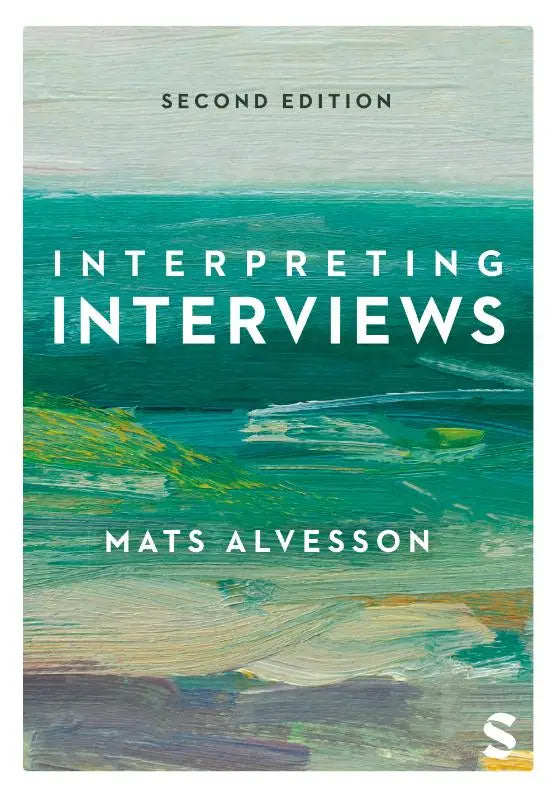 De boekcover van interpreting interviews tweede editie door mats alvesson toont een abstract schilderij in teal en groen met witte tekst