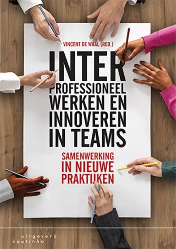 Boekcover Interprofessioneel werken en innoveren in teams door Vincent de Waal, witte achtergrond met zwarte en rode tekst en meerdere handen schrijvend op papier