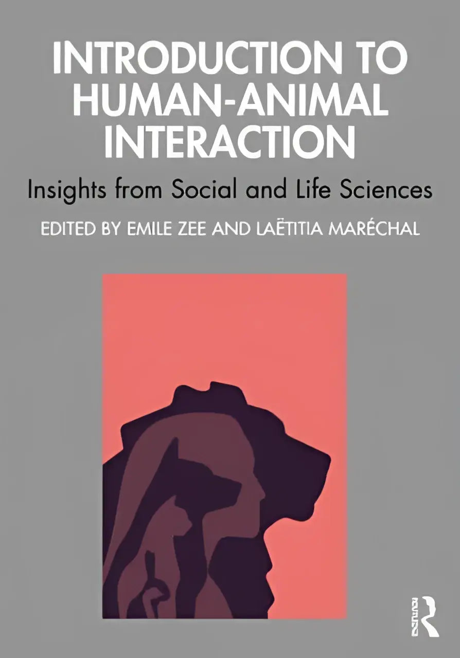 Grijs boek genaamd introduction to human-animal interaction met donkerpaarse hondenfiguur tegen koraalroze voor inzicht uit social en levenswetenschappen menselijke-dierlijke interactie