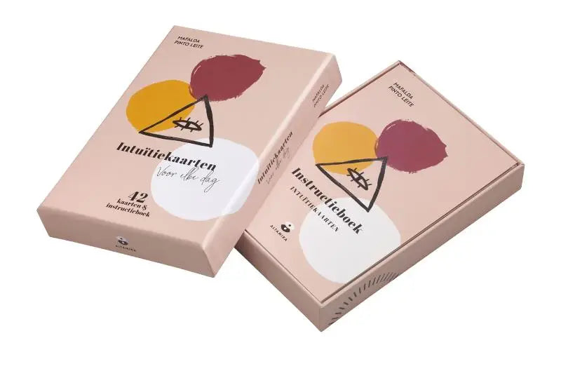 Roze kartonnen intuïtiekaarten voor elke dag met abstracte gele, maroon en witte grafische eye of providence ontwerp