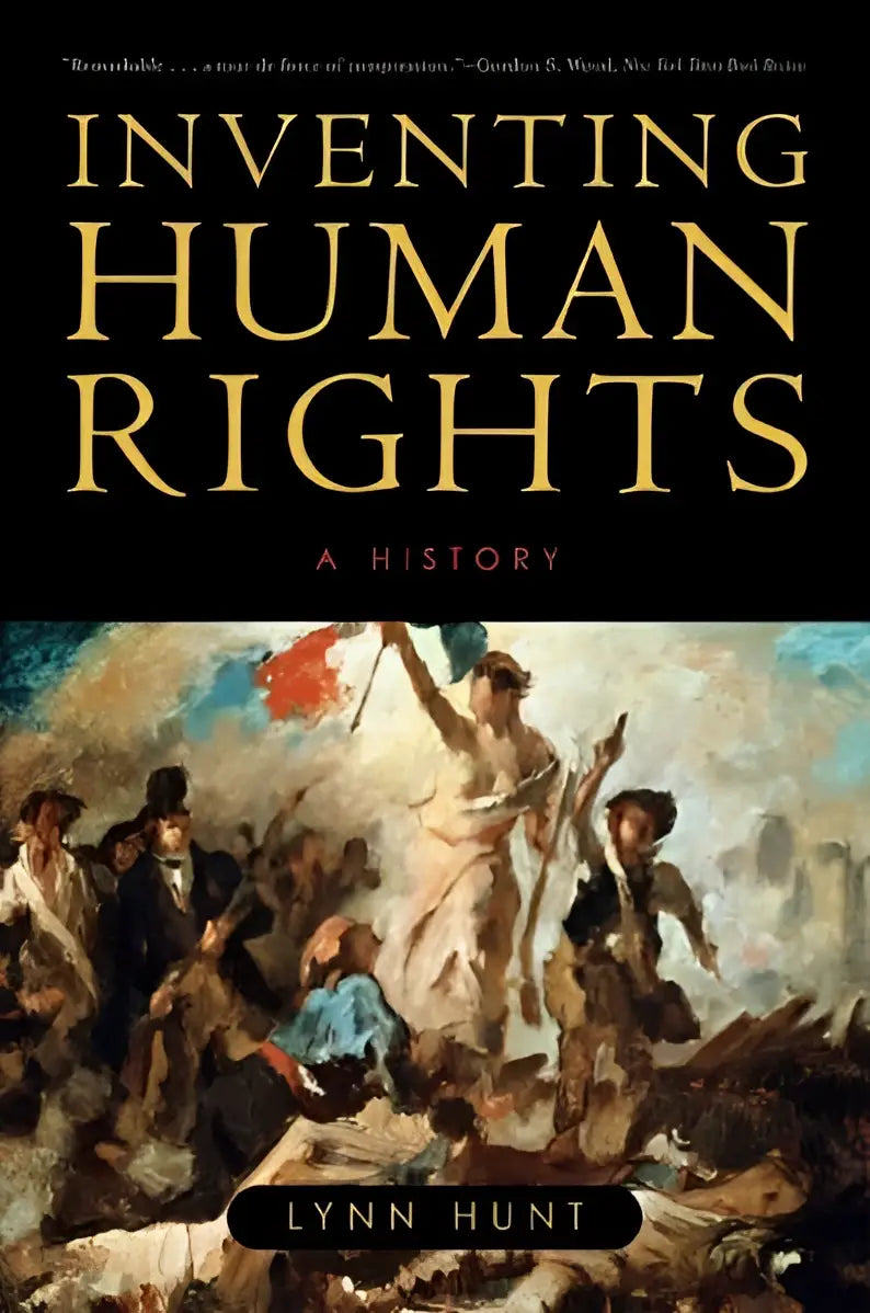 De boekcover van inventing human rights door lynn hunt toont revolutionaire figuren met gouden titel op zwarte achtergrond