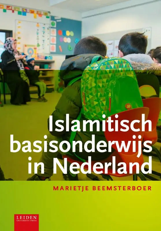 Groene schoolrugzak met geometrisch patroon en rode ritsen geschikt voor islamitisch basisonderwijs in nederland