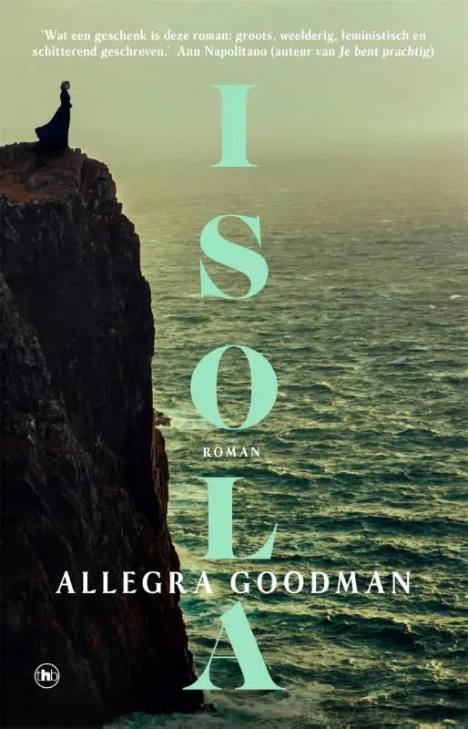 De boekomslag van Isola toont een titel in licht turquoise verticale letters met een silhouet op een klif boven de ruige oceaan