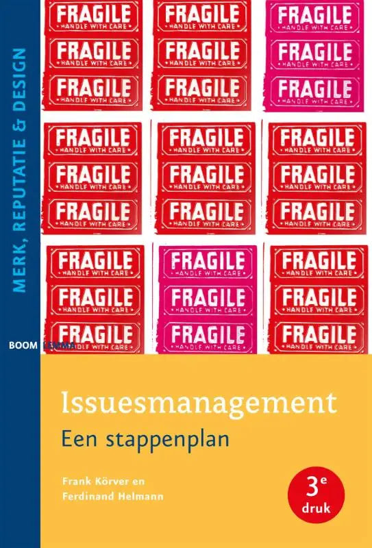 De boekomslag van issuesmanagement van frank körver en ferdinand helmann toont rode en roze fragile labels op gele achtergrond, uitgegeven door koninklijke boom uitgevers