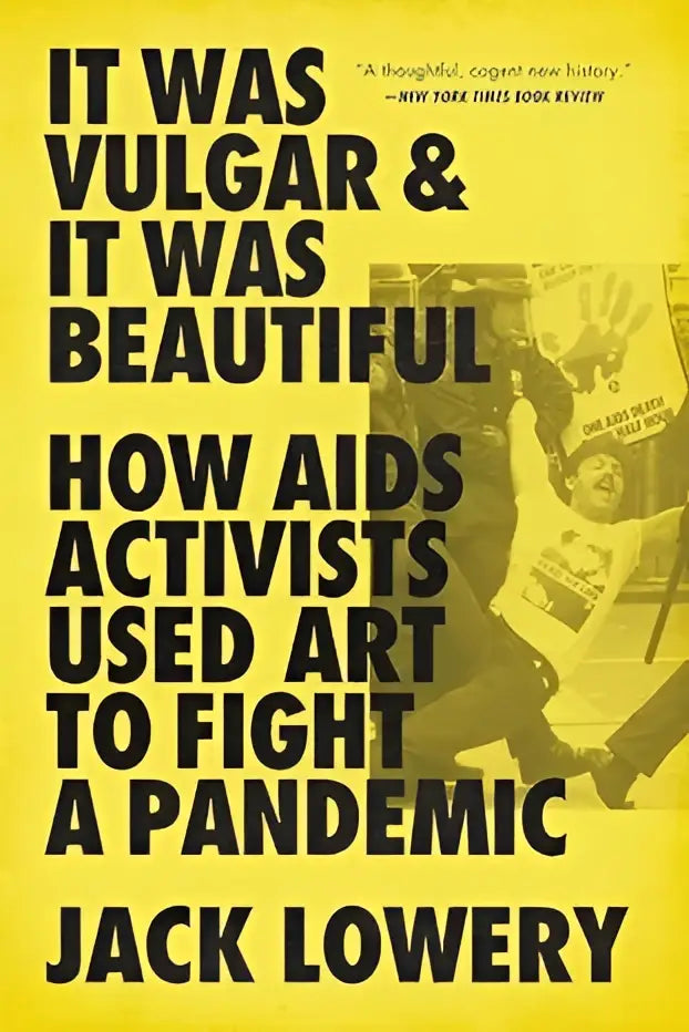Gele boekomslag met zwarte tekst it was vulgar & it was beautiful van jack lowery met sepiafoto van activisten