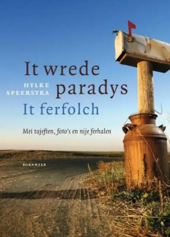 Roestige metalen melkbus met houten paal en rode vlag bovenop in wrede paradys it ferfolch product