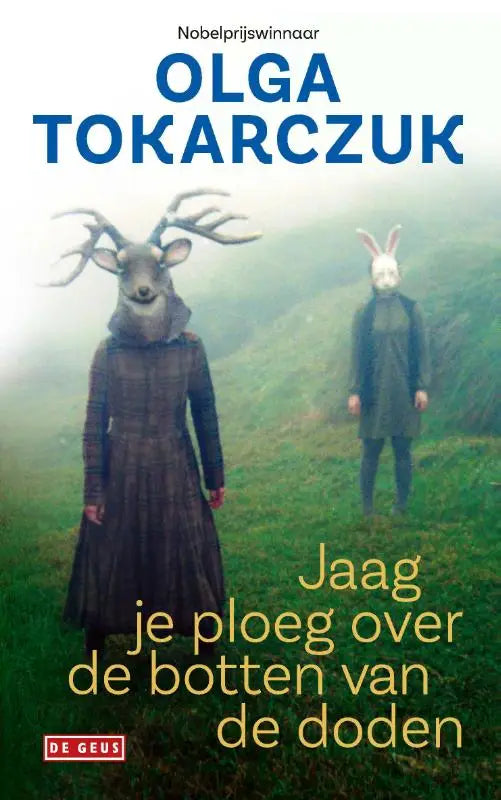 De cover van de vertaalde literaire roman jaag je ploeg over de botten van de doden van olga tokarczuk toont een donkere jurk met hertengewei en een konijnenmasker