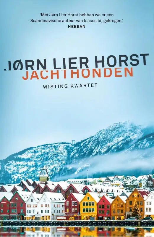 De boekcover van Jachthonden toont een kleurrijk sneeuwbedekt dorp met rode, gele en witte gebouwen bij mistige bergen wisting kwartet