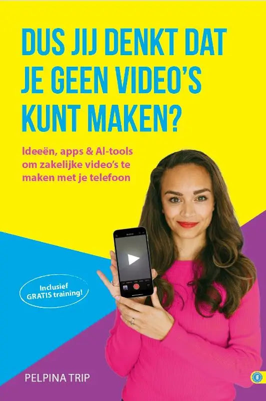 Vrouw in felroze trui houdt zwarte smartphone met video afspeelknop vast voor zakelijke video’s maken