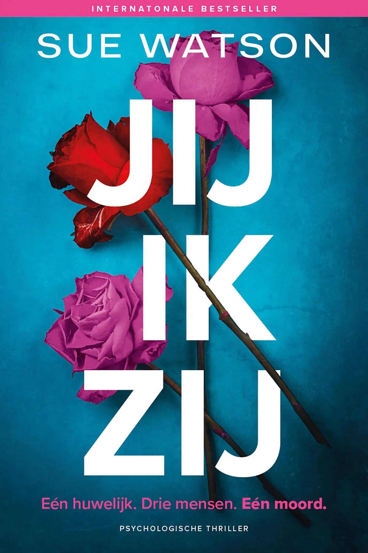 De boekcover van jij ik zij door sue watson toont witte tekst en drie rozen op een blauwe achtergrond lab uitgevers