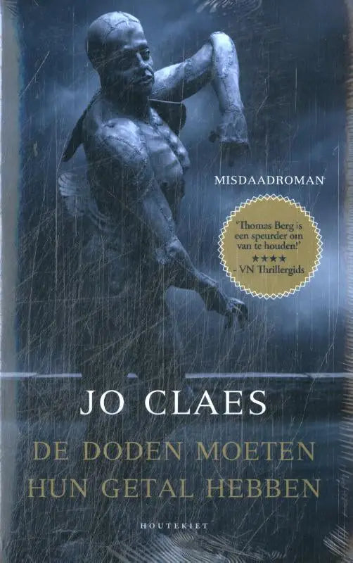 De boekomslag van jo claes-pakket 2024 toont een donkere, verweerde standbeeld van een gespierde man in de regen