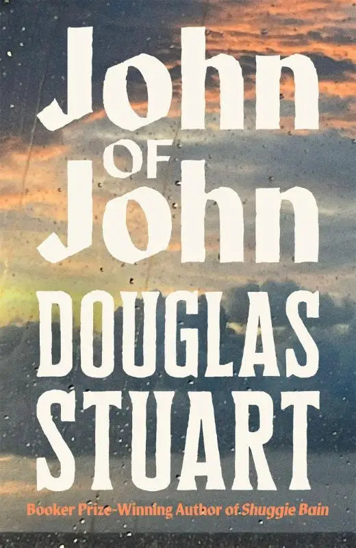 De boekcover van john of john door douglas stuart toont gedurfde witte letters tegen een regenachtige lucht achtergrond