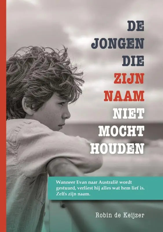 De jongen die zijn naam niet mocht houden boekcover met sepiafoto van een jongen met golvend haar en licht shirt
