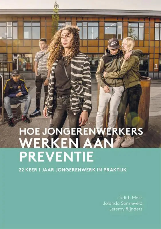 De boekcover van hoe jongerenwerkers werken aan preventie toont witte tekst op een groene achtergrond