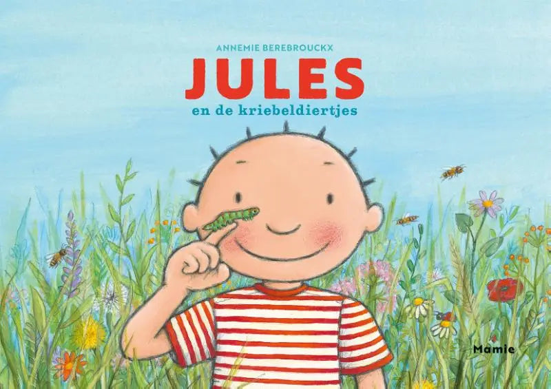 Jules en de kriebeldiertjes toont een vrolijke jongen in roodwit gestreept shirt die een groene rups vasthoudt voor jonge lezers