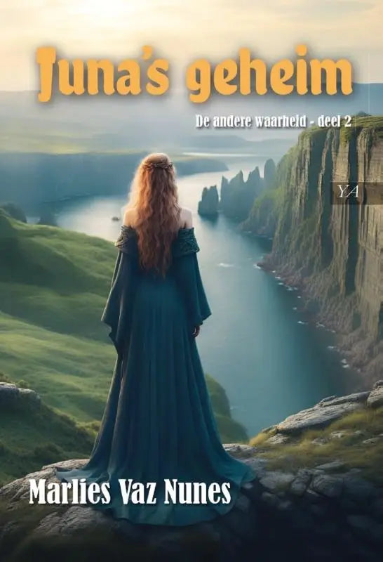 Een vrouw met lang vloeiend rood haar draagt een diep teal off-shoulder jurk op een rotsachtige klif in juna’s geheim