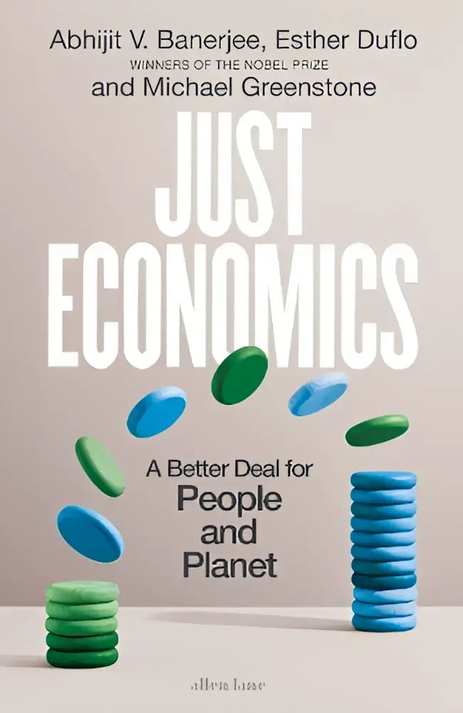 De boekcover van just economics door abhijit banerjee, esther duflo en michael greenstone toont witte tekst op beige achtergrond met blauwe gestileerde stapels