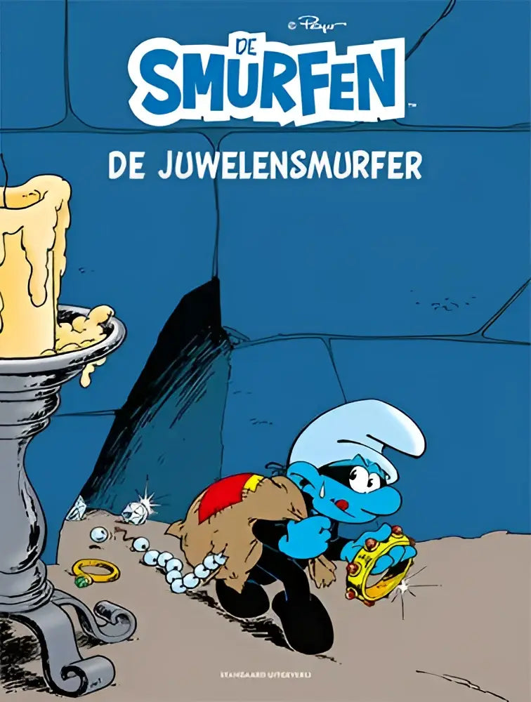 Blauwe smurf in rood vest en zwarte broek houdt gouden juwelendoos met fonkelende edelstenen vast in de juwelensmurf