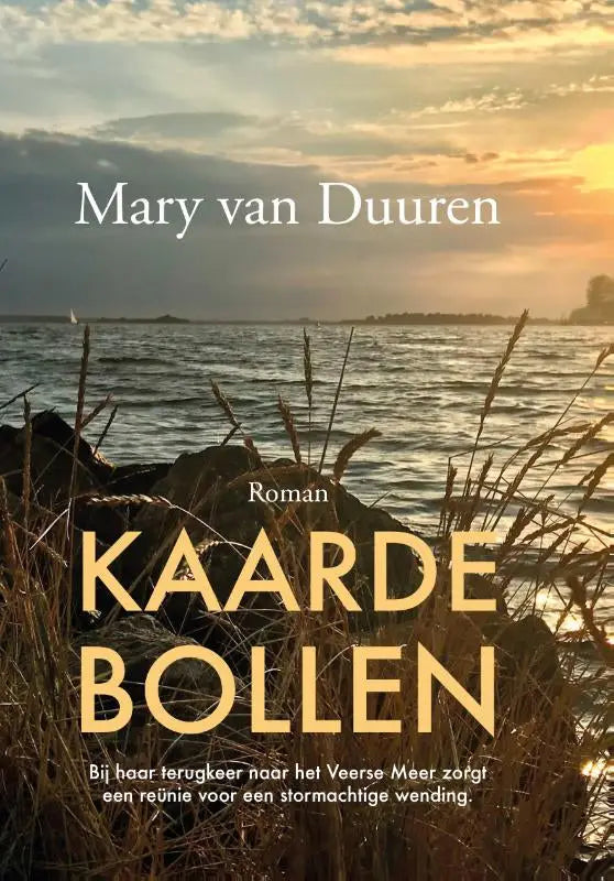 De kaardebollen boekcover toont een gouden titel met een zonsondergang en hoge grasvelden die een stormachtige wending suggereren