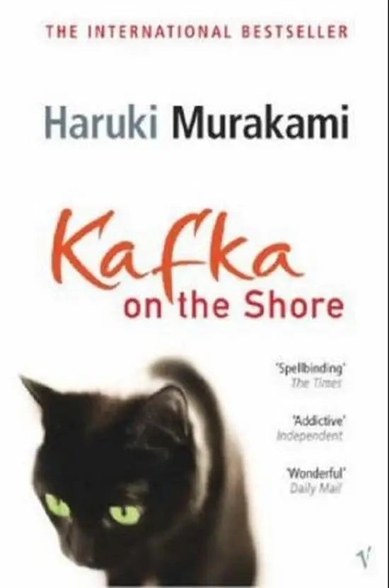 Zwarte kat met gloeiende groene ogen op de omslag van kafka on the shore van haruki murakami