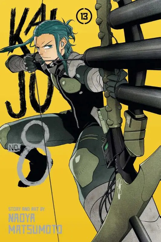 De kaiju no 8 volume 13 manga cover met een personage in donkergroene tactische uitrusting die een pijl spant tegen een geel achtergrond