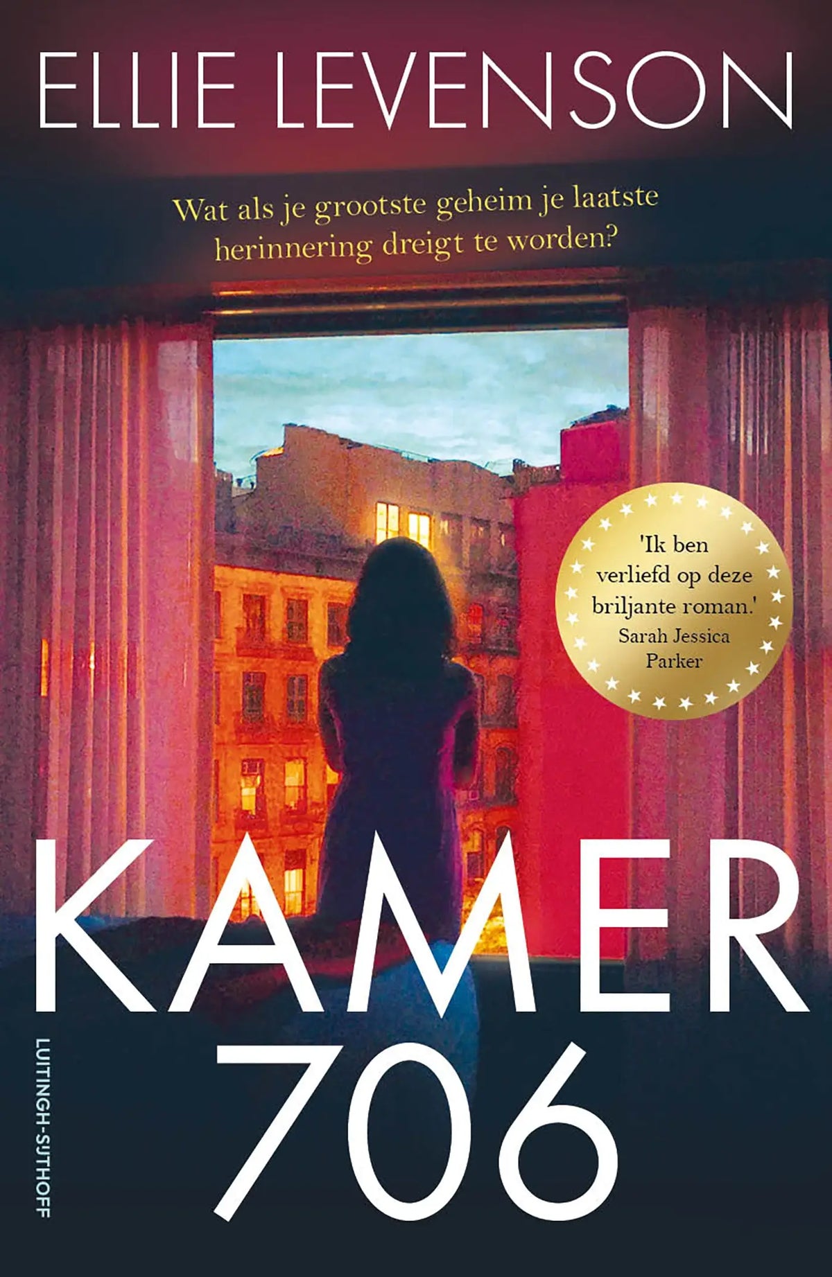 Boekcover kamer 706 met silhouet van vrouw voor open raam en warme roodroze gordijnen ellie levenson vertaalde literaire roman