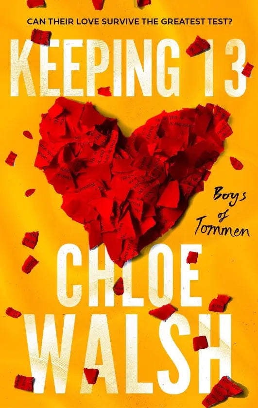 Boekcover van keeping 13 de boys of tommen met een rode hart van gekreukeld papier voor een emotionele en verslavende slow burn romance van chloe walsh