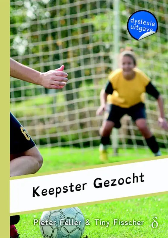 Een wit zwarte keepster gezocht traditionele voetbal met klassiek paneelontwerp ligt op het gras