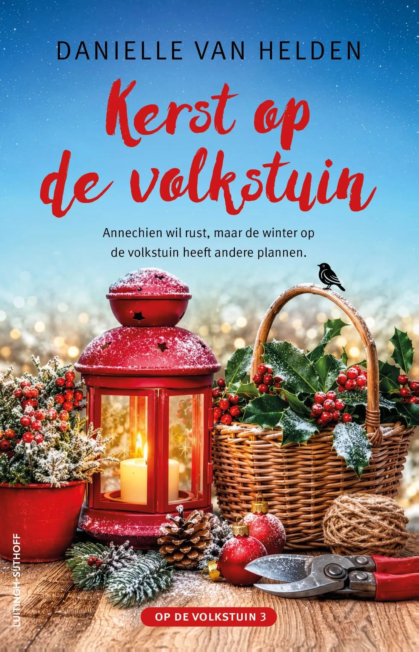 Rode lantaarn met brandende kaars en lichte sneeuwstof voor kerst en romantiek op de volkstuin